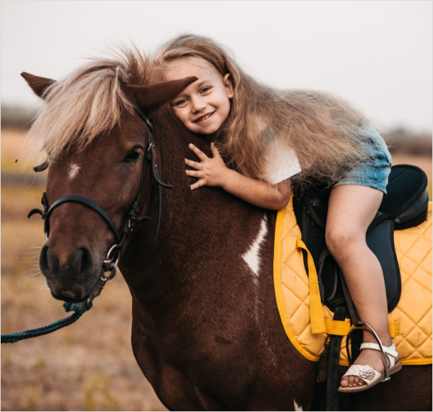 Kleines Mädchen auf einem Pony